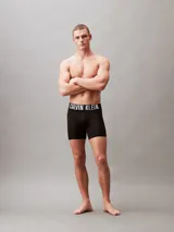 Pack de tres boxers largos Calvin Klein de la colección Intense Power, confeccionados en microfibra de tacto sedoso. Presentan un diseño minimalista con cintura elástica distintiva de la marca con el logo estampado.