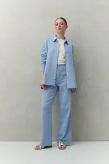 Camisa celeste de lino y viscosa, de corte clásico y silueta relajada.