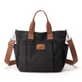 Bolso tipo tote bag de lona color negro, con múltiples bolsillos exteriores y asas cortas y correa larga de tela color marrón. Presenta un parche de cuero marrón con logo grabado en el frente.