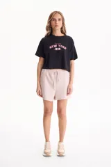 Short de corte suelto en tela soft modal liviana, de tiro medio-alto, con cintura elástica y cordón ajustable.