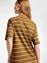 Camiseta de algodón a rayas horizontales blancas y marrones, con cuello redondo y bolsillo frontal con detalle de logo bordado.