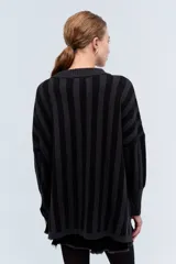 Sweater azul a rayas verticales en dos tonos de azul, de corte holgado y cuello redondo.