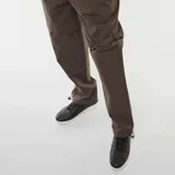 Pantalón largo color caqui, transformable en short mediante cierre.