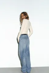 Camiseta de manga larga con cuello redondo y corte ajustado, confeccionada en tejido de mezcla de algodón suave.