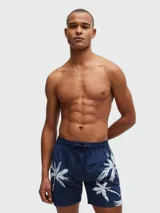 Short de baño azul marino de secado rápido, con estampado de palmeras blancas y cordón ajustable en la cintura.