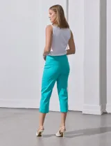 Pantalón capri de gabardina elastizada color beige, marca Zac & Reachel. Pretina ancha elastizada. Delantera y trasera con bolsillos simulados.