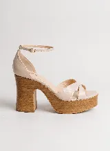 Sandalias de cuero color beige con plataforma y taco alto con textura símil madera, tiras cruzadas en la parte delantera y tira fina con hebilla al tobillo.