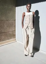 Top Felix de diseño entallado y escote palabra de honor, confeccionado con estampado de cuadros. Cuenta con cierre delantero con botones, sin mangas y dos bolsillos de solapa laterales.