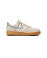 Championes Nike Air Force 1 '07 LV8, color crema con detalles en celeste y suela marrón. Confeccionados en cuero y gamuza, con amortiguación Nike Air y suela de goma.