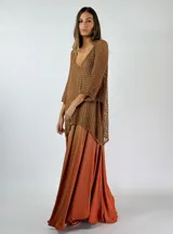 Top de tejido crochet color ladrillo, con escote en V y mangas 3/4 acampanadas.