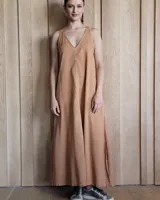 Vestido largo color marrón claro, de corte suelto, con breteles finos y escote en V.