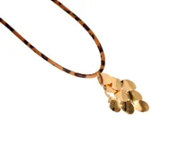 Collar con cordón de cuerina con estampado de leopardo y dije colgante compuesto por múltiples discos metálicos dorados.