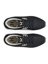 Championes Under Armour modelo W Essential Runner, de diseño retro en color negro con detalles en blanco y suela color caramelo. Presentan una parte superior de nailon con revestimientos de gamuza, plantilla de espuma y entresuela de EVA acolchada.
