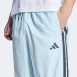 Pantalón deportivo Adidas de corte clásico, color celeste con las icónicas tres rayas laterales en color azul oscuro. Presenta cintura elástica con cordón de ajuste, bolsillos laterales y diseño de pierna recta con puños abiertos.