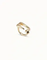 Anillo dorado con forma de hebilla central y efecto de clavo retorcido.