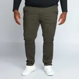 Pantalón chino slim fit color verde militar, con cierre de botón y cremallera, y bolsillos laterales.