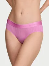 Panty hiphugger Victoria's Secret de tiro medio, confeccionada en tejido modal ultra-fine color lila con textura acanalada y cinturilla elástica con logo.