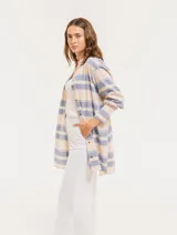 Camisa oversize con cuello mao, puño grueso y frunces en la espalda. Diseño a rayas horizontales azules y beige.