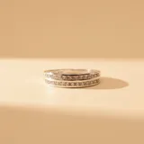 Anillo de plata 925 con diseño de doble banda, engastado con pequeñas circonias brillantes en ambas líneas.