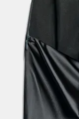 Vestido largo satinado color gris oscuro, con cuello halter, hombros descubiertos y cierre en la espalda con cremallera oculta.