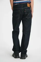 Pantalón de jean azul oscuro, corte recto, tiro alto y cinco bolsillos.