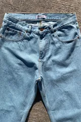 Pantalón de jean celeste de corte amplio y estilo baggy.