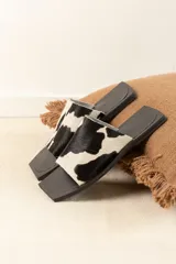 Sandalias planas con capellada de cuero con estampado animal print, punta cuadrada y suela de goma.