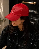 Gorra de cuerina color rojo, de diseño clásico y visera curva.