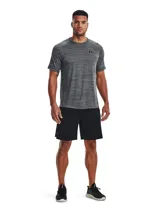 Remera deportiva Under Armour de manga corta, confeccionada en tejido técnico ultrasuave de secado rápido con textura jaspeada. Presenta cuello redondo y logo de la marca estampado en el pecho.