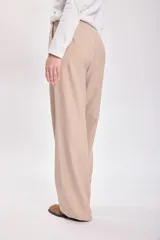 Pantalón de vestir de corte ancho y tiro alto, con pinzas delanteras y bolsillos laterales.
