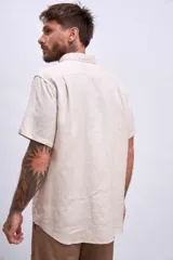 Camisa de hombre color celeste, de manga corta y corte regular, con cuello clásico y botones blancos.