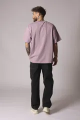 Remera de manga corta, corte oversize, color gris oscuro con efecto lavado o acid wash.