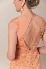 Vestido color durazno con falda de encaje y apliques de strass en el cuello. Espalda descubierta.