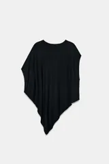Top de punto color negro, con cuello redondo, manga corta y diseño asimétrico de corte fluido y caída en punta.