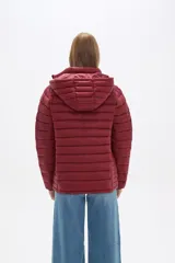 Campera negra de nylon con capucha y cierre frontal.