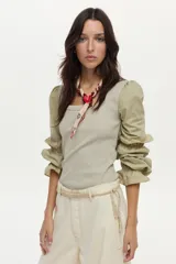 Blusa de rib y popelina color blanco, con calce al cuerpo, escote cuadrado y mangas voluminosas con volados.