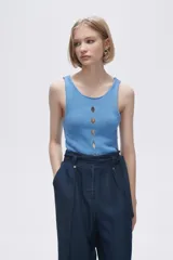 Musculosa verde melange de tejido de punto con tres aberturas circulares en el frente.