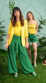 Top rosa de satén con breteles finos y escote drapeado.