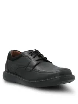 Zapato de cuero color negro con cordones, suela de goma EVA y costuras reforzadas.