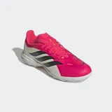 Championes de fútbol Adidas Predator League para césped artificial, con diseño en color fucsia y blanco, destacando las tres tiras laterales en negro. Incorporan tecnología Nanostrike para mayor precisión y suela de goma con tecnología Powerspine para optimizar la potencia en el golpeo.