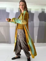 Cardigan largo tejido en lana merino teñida artesanalmente, con puños y cuello en fieltro de lana merino.