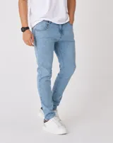 Pantalón jean skinny de color celeste claro, con efecto desgastado sutil, tiro medio y corte ajustado al cuerpo.