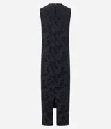 Vestido midi sin mangas, confeccionado en tejido jersey con textura floral flocada. Presenta cuello redondo y detalle de encaje en la espalda.