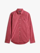 Camisa de corte regular de Tommy Hilfiger, confeccionada en popelín de puro algodón con acabado aterciopelado y diseño de cuadros en tonos rojos y blancos. Presenta cuello clásico abotonado, mangas largas con puños redondeados y el logo bordado en el pecho.
