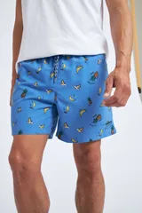 Short de baño con cintura elástica y cordón ajustable, confeccionado en tela ligera de secado rápido. Presenta un estampado botánico integral en tonos amarillos, blancos y azules, con dos bolsillos delanteros y uno posterior.