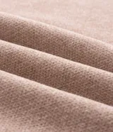 Suéter masculino de cuello redondo y manga larga, confeccionado en tejido fleece con textura suave. Presenta puños y ruedo acanalados, con un diseño liso y minimalista.