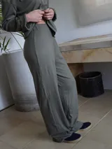 Pantalón negro de tejido acanalado (ribbed), tiro alto con cintura ancha y pierna recta.