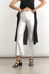 Pantalón acampanado color borgoña con textura de jacquard.