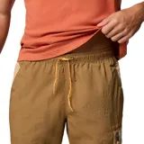 Pantalon cortavientos de hombre en color marrón con detalles en beige, confeccionado con tecnología Omni-Shield que ofrece repelencia a la lluvia y manchas. Cuenta con cintura elástica ajustable, bolsillos laterales y un bolsillo con cremallera en el muslo.