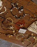 Aros dorados con forma de flor.